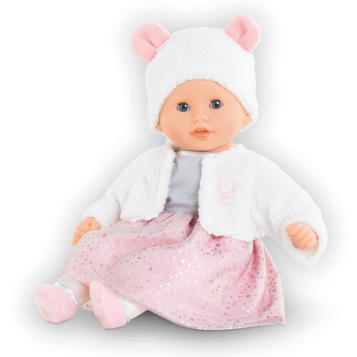 Die Babypuppe Calin Marquerite Magischer Abend trägt ein festliches Outfit.