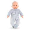 Eine Puppe trägt den grauen Pyjama.