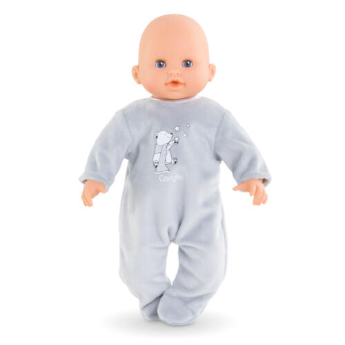 Eine Puppe trägt den grauen Pyjama.