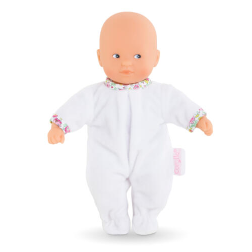Die kleine Babypuppe trägt einen Strampler.