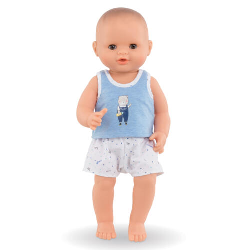Das Puppenoutfit von Paul ist mit niedlichen Details gestaltet.