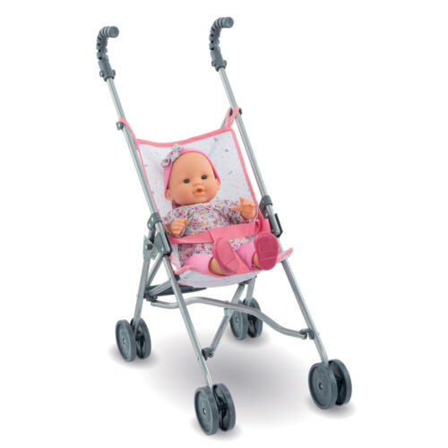 Eine Puppe sitzt im Puppenwagen.
