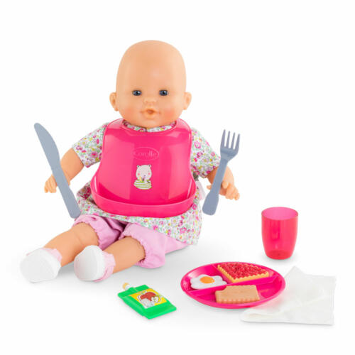 Das große Fütterset mit einer Puppe arrangiert.