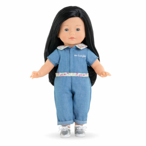 Die Ma Corolle Stehpuppe trägt einen blauen Jeansoverall und silberfarbene Sneaker.