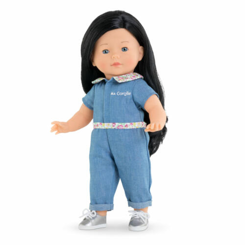 Die Puppe Perrine hat lange, schwarze Haare und blaue Schlafaugen.