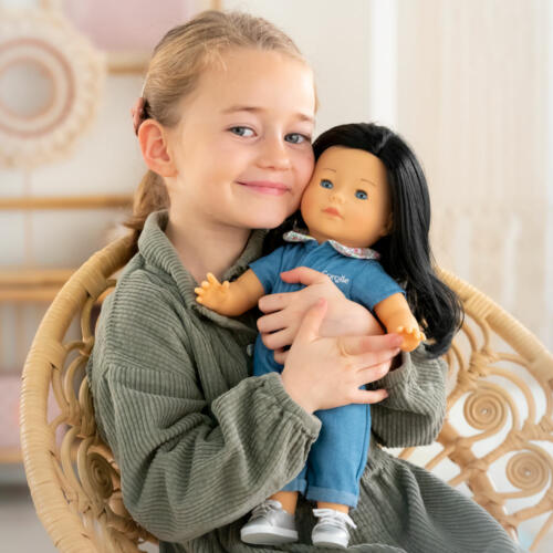 Ein Mädchen umarmt ihre Puppe Perrine.