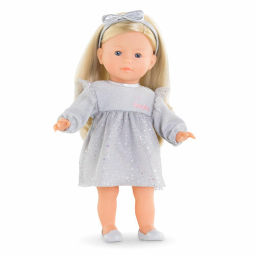 Eine Puppe trägt das festliche Kleid.