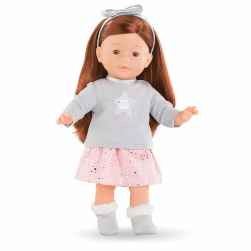 Eine Puppe trägt zu ihrem Outfit das Shirt mit der Glitzerapplikation.