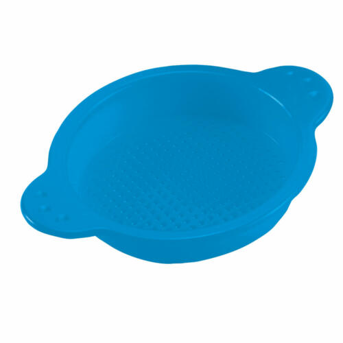 Das kleine blaue Sieb hat am Rand zwei Griffe zum sicheren Festhalten.