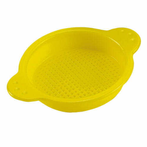 Das kleine gelbe Sieb hat am Rand zwei Griffe, damit es gut festgehalten werden kann.