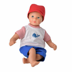 Die Babypuppe trägt ein maritimes Outfit.