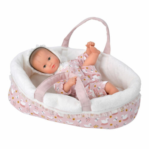 Die Babypuppe Tiara liegt in einer weichen Tragetasche.