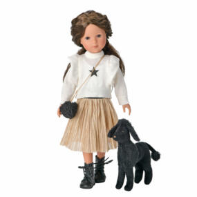 Kayla trägt ein sehr modisches Outfit und geht mit ihrem Hund spazieren.