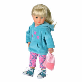 Maite trägt sportliche Kleidung mit trendigen Turnschuhen.