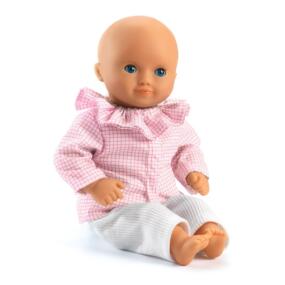 Die Djeco Puppe Alba trägt eine süße Bluse und eine weiße Cordhose.