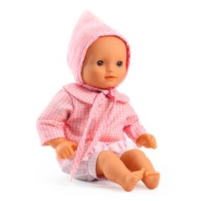 Die Puppe Rose trägt ein süßes rosafarbenes Outfit.