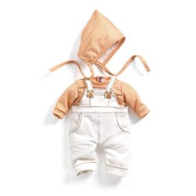 Die Puppenkleidung Canelle besteht aus Shirt, Latzhose und Babymütze in Ocker und écru.