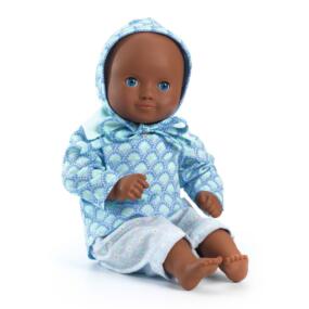 Die Puppe Wasabi trägt ein hübsches Outfit in den Farben mint und blau.