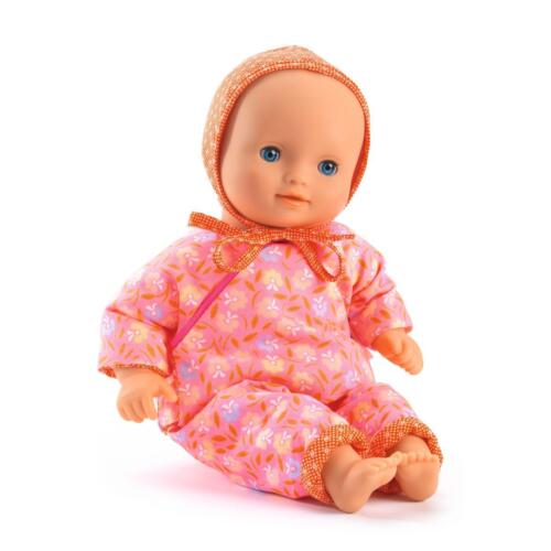 Eine Puppe trägt die Puppenkleidung Petunia.