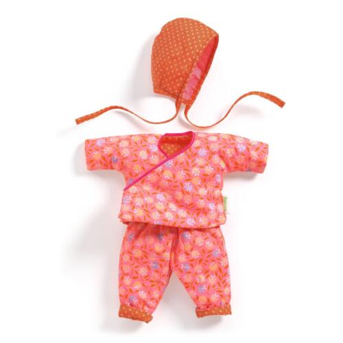 Das dreiteilige Puppenoutfit ist in den Farben rosa und orange mit hübschen Mustern gestaltet.
