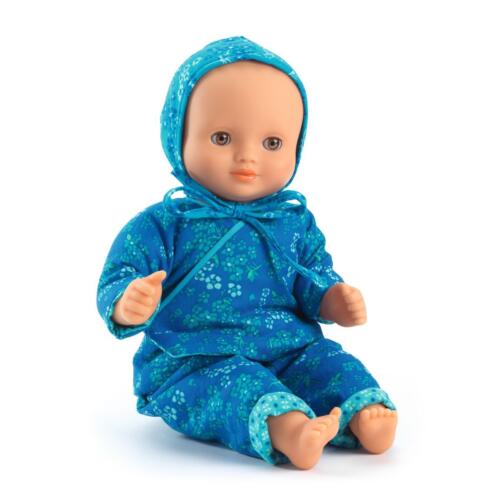 Eine Puppe trägt das blaue Puppenoutfit Mikado.