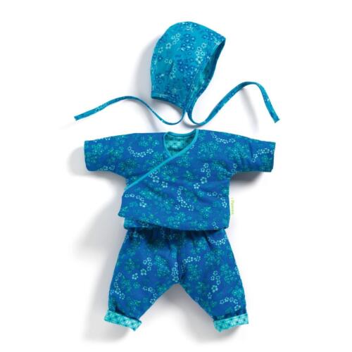 Die dreiteilige Puppenkleidung Mikado ist mit einem Muster aus kleinen Blumen verziert.