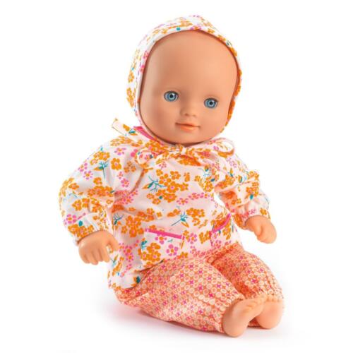Eine Puppe trägt das Puppenoutfit Hanako.