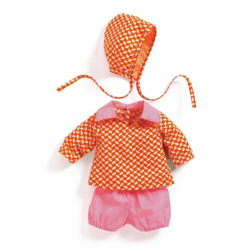 Die Puppenkleidung Pepin besteht aus Oberteil, Hose und Babymütze in Pink und Orange.