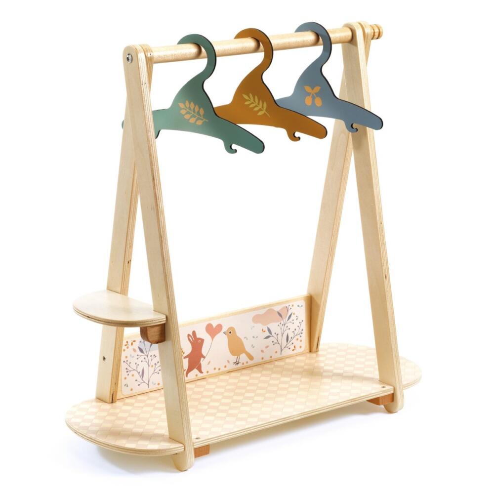 Der Puppenkleiderständer hat eine Kleiderstange und Ablageflächen zur Aufbewahrung von Puppenkleidung, Schuhen und Accessoires.