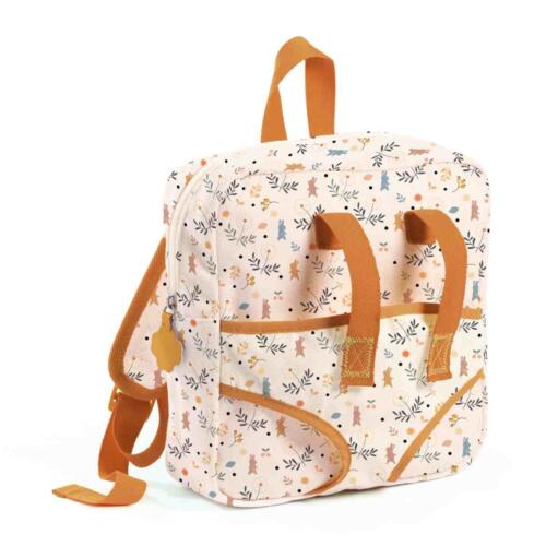 Der Rucksack hat ockerfarbene Gurte und ein Muster aus kleinen Pflanzen, Blättern und Kaninchen.