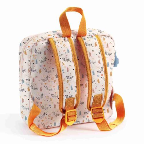 Der Rucksack hat breite, verstellbare Gurte.