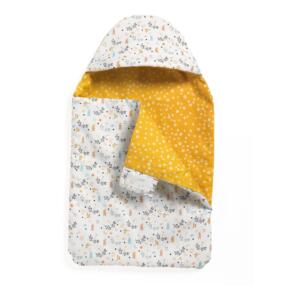 Der Puppenschlafsack Rabbits hat außen ein Muster aus Blumen, Blättern und kleinen Hasen.