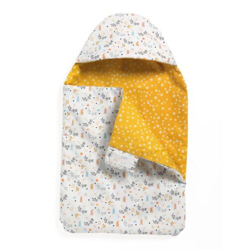 Der Puppenschlafsack Rabbits hat außen ein Muster aus Blumen, Blättern und kleinen Hasen.