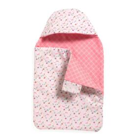 Der Schlafsack ist innen pink kariert und außen mit einem hübschen Blumenmuster verziert.