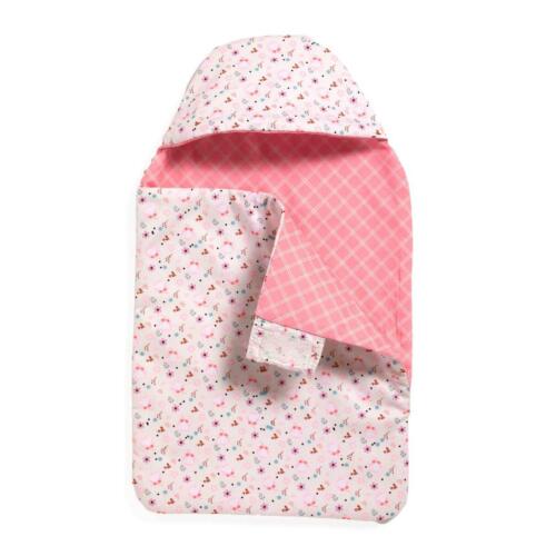 Der Schlafsack ist innen pink kariert und außen mit einem hübschen Blumenmuster verziert.