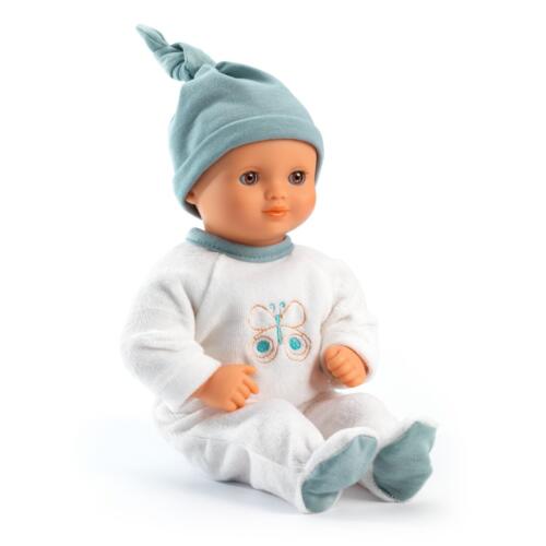 Die Babypuppe trägt einen weißen Overall mit hellblauen Elementen und eine hellblaue Babymütze.