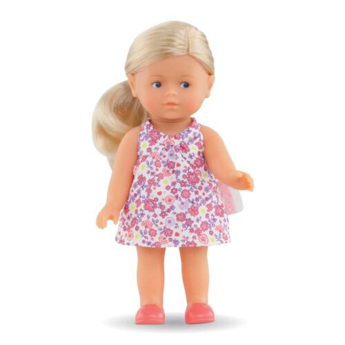 Rosa hat die blonden Haare zu einem Zopf gebunden.