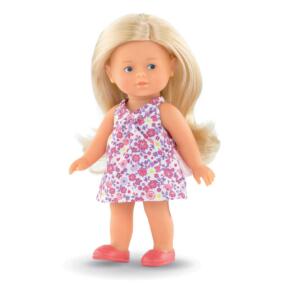 Die kleine Puppe Rosy hat lange, blonde Haare und trägt ein Kleidchen und rosa Ballerinas.