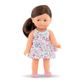 Die Puppe Romy hat brünettes Haar und trägt ein Kleidchen mit Blumenmuster.