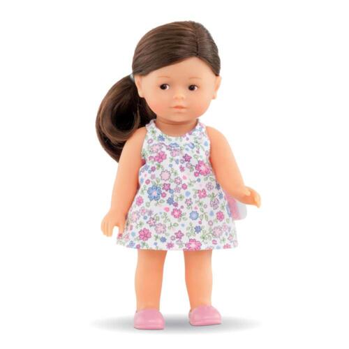 Die Puppe Romy hat brünettes Haar und trägt ein Kleidchen mit Blumenmuster.