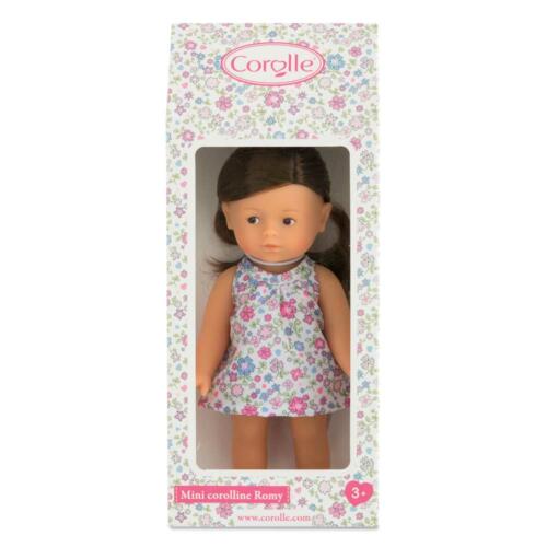 Die Verpackung der Puppe Romy hat ein Blumenmuster und ein großes Sichtfenster.