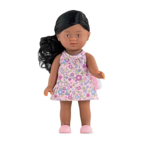 Die Haare von Rosaly sind zu einem Zopf gebunden.