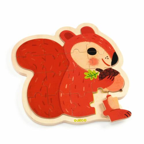Ein Puzzleteil liegt auf dem Rahmen des Holzpuzzle Eichhörnchen.