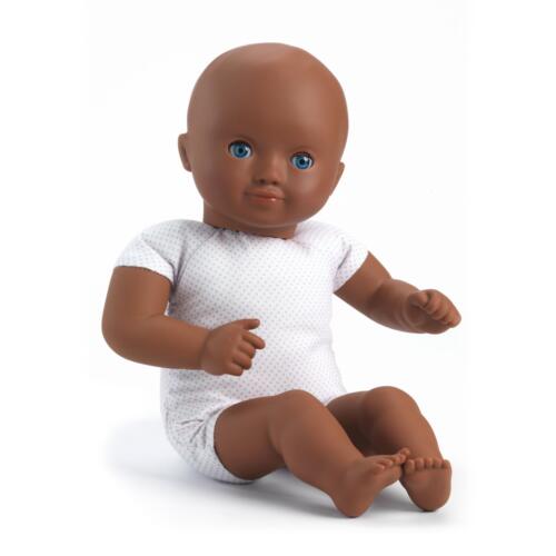 Die Babypuppe hat einen weißen Stoffkörper mit mintfarbenen Punkten, der so aussieht, als hätte die Puppe eine Unterwäsche an.
