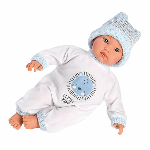 Das Bild zeigt die Babypuppe von Llorens. Auf dem weißen Overall ist die blaue Applikation mit dem Schriftzug "little King" gut zu sehen.