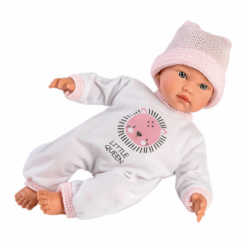 Das Bild zeigt die Babypuppe von Llorens. Auf dem weißen Overall ist die rosafarbene Applikation mit dem Schriftzug "little Queen" gut zu sehen.