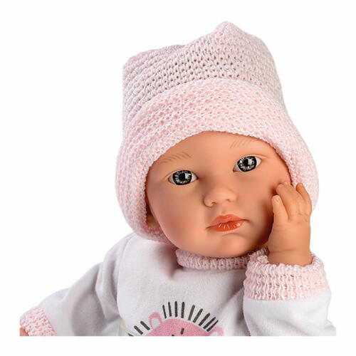 Die Detailaufnahme zeigt das Gesicht der kleinen Babypuppe Cuquita.