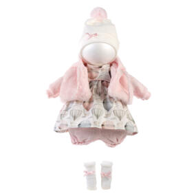 Das Puppenkleid Ballons kommt im Set mit einer flauschigen Strickjacke, einer Hose, einer Bommelmütze und niedlichen Söckchen.