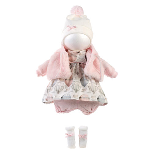 Das Puppenkleid Ballons kommt im Set mit einer flauschigen Strickjacke, einer Hose, einer Bommelmütze und niedlichen Söckchen.
