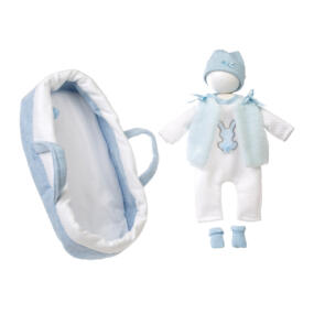 Auf dem Bild ist der Puppenstrampler mit Mütze, Jacke und Söckchen zusammen mit der weichen Tragetasche zu sehen.